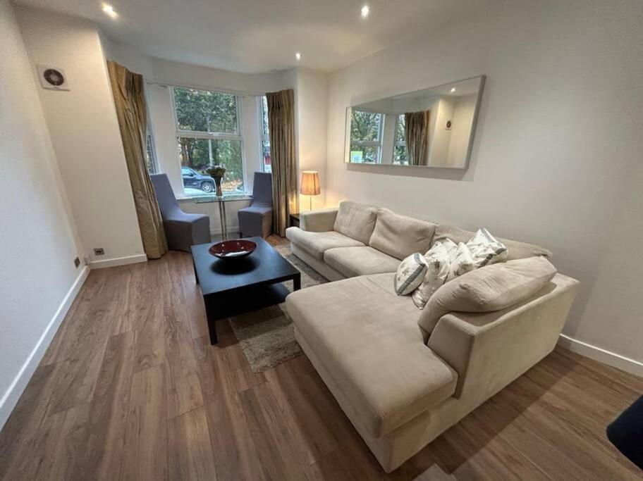 Spacious Central 2Bed Apartment Wilmslow Exterior photo